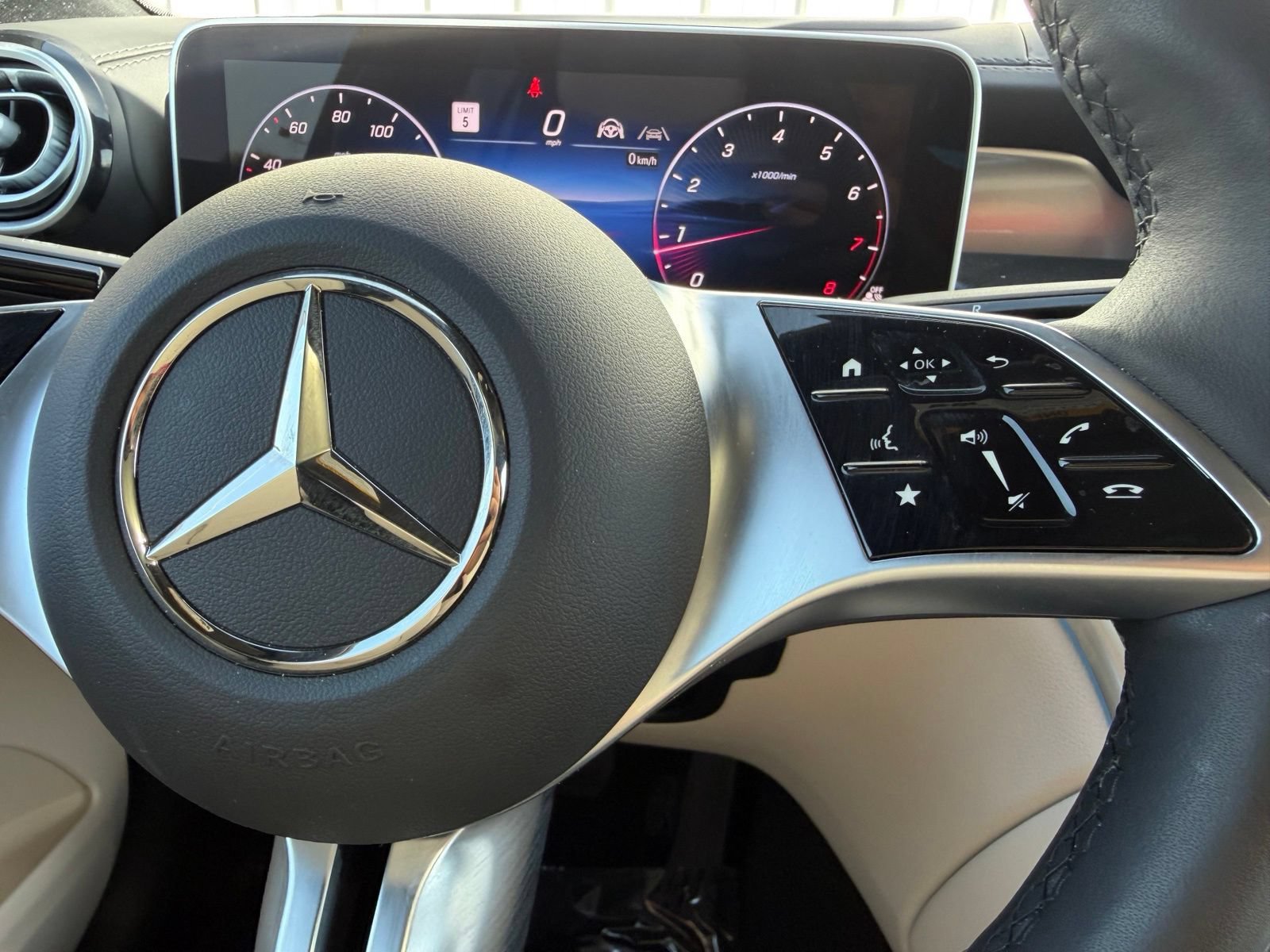 Used 2025 Mercedes-Benz GLC 300 4MATIC image 16