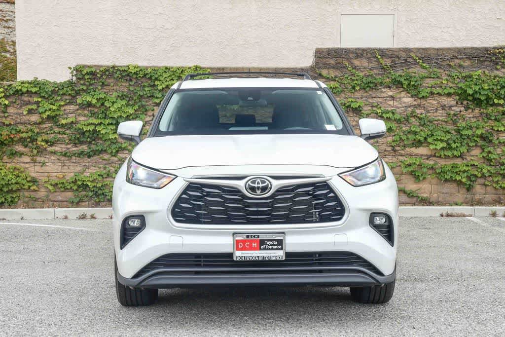 Used 2023 Toyota Highlander LE FWD video 2