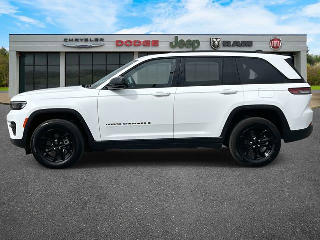 Used 2024 Jeep Grand Cherokee Altitude image 34