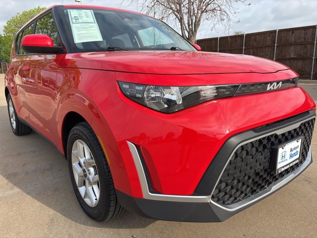 Used 2024 Kia Soul LX w/ Option Group 015 FWD image 2