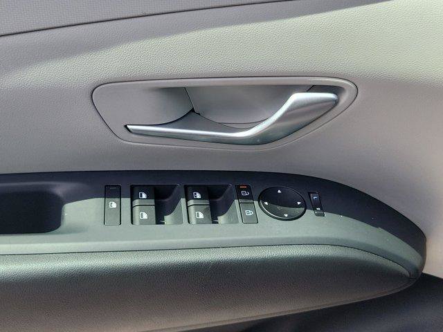 Used 2025 Hyundai Tucson SE FWD image 32