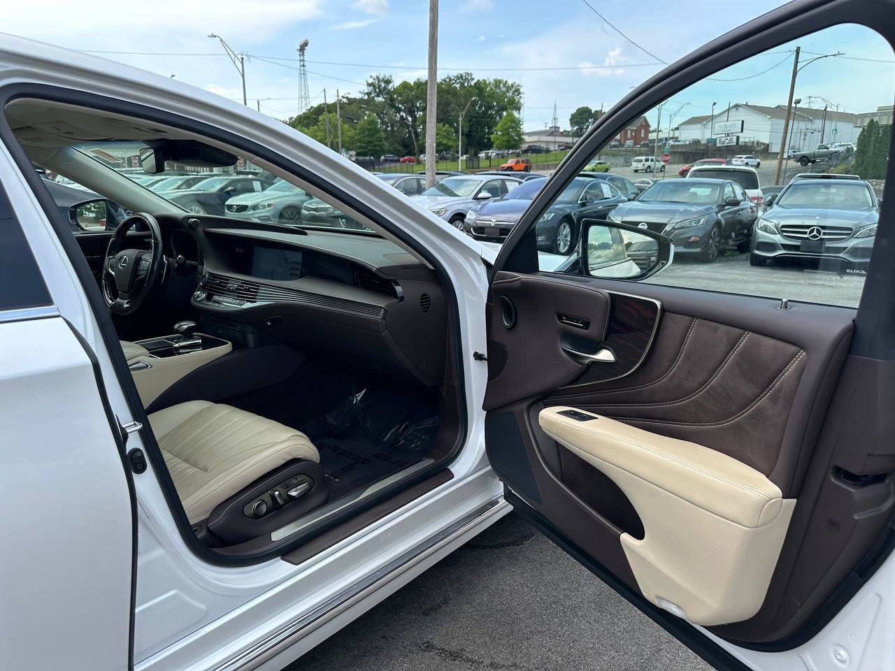Used 2018 Lexus LS 500h AWD w/ Luxury Package image 26
