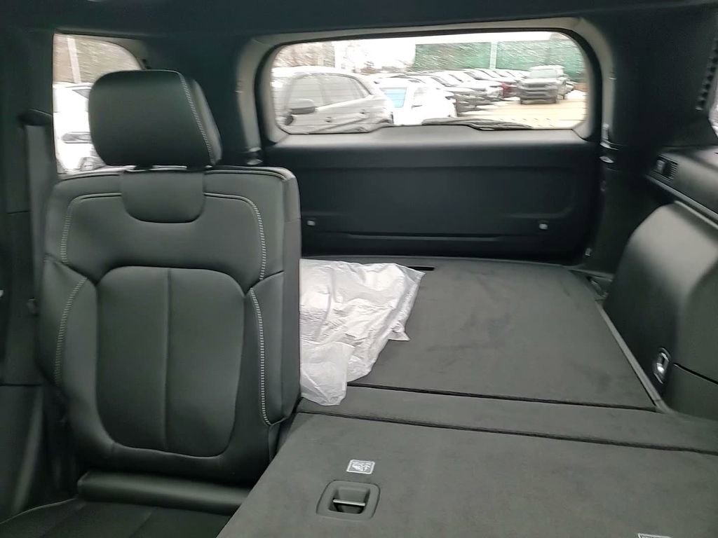 New 2025 Jeep Grand Cherokee Limited w/ Luxury Tech Group II image 32