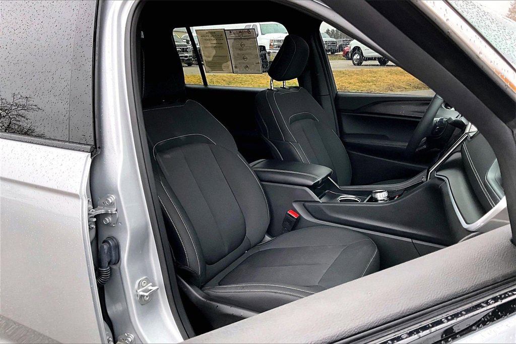 Used 2025 Jeep Grand Cherokee L Laredo w/ Luxury Tech Group I image 7