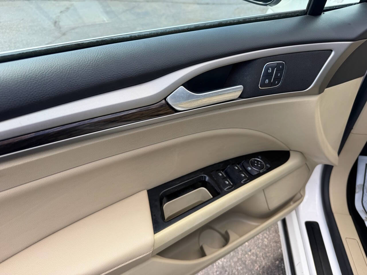 Used 2016 Ford Fusion SE w/ Equipment Group 202A FWD image 9