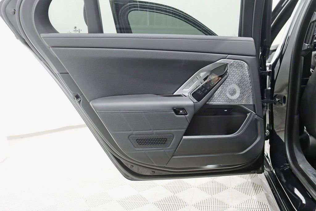 Used 2023 BMW 760i xDrive image 40
