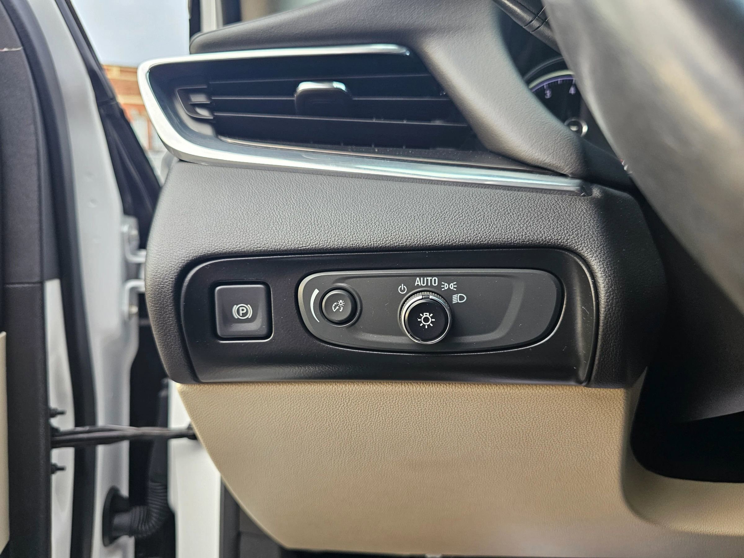 Used 2021 Buick Enclave Essence image 35