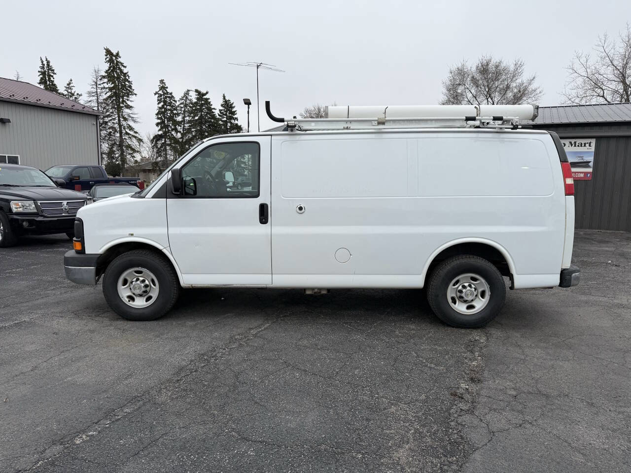 Used 2014 Chevrolet Express 2500 image 2