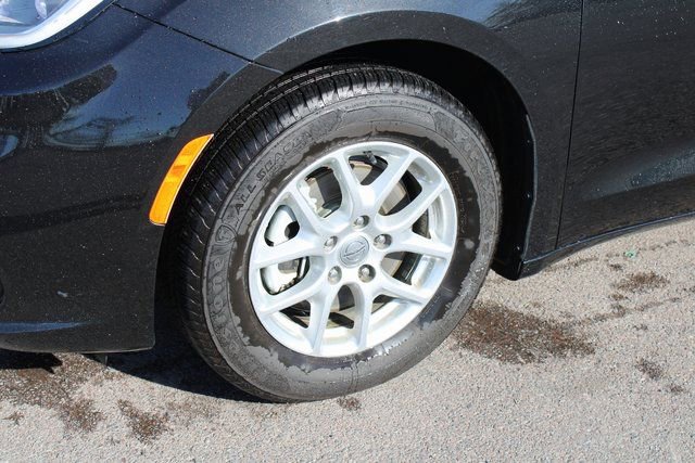 Used 2022 Chrysler Pacifica Touring-L image 11