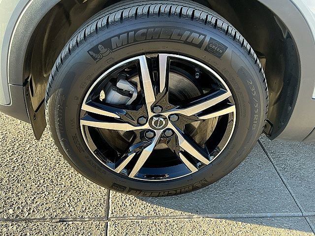 Certified 2025 Volvo XC40 B5 Core image 13