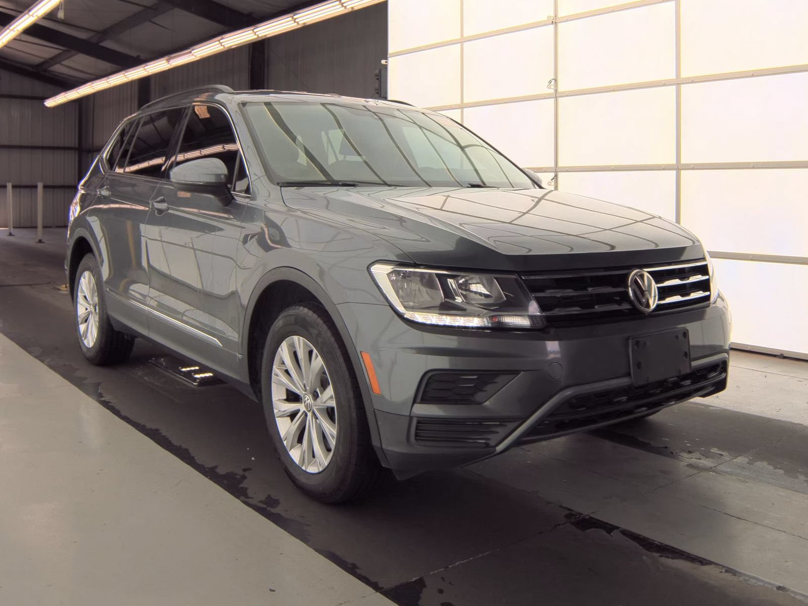 Used 2018 Volkswagen Tiguan SE AWD/4WD image 2