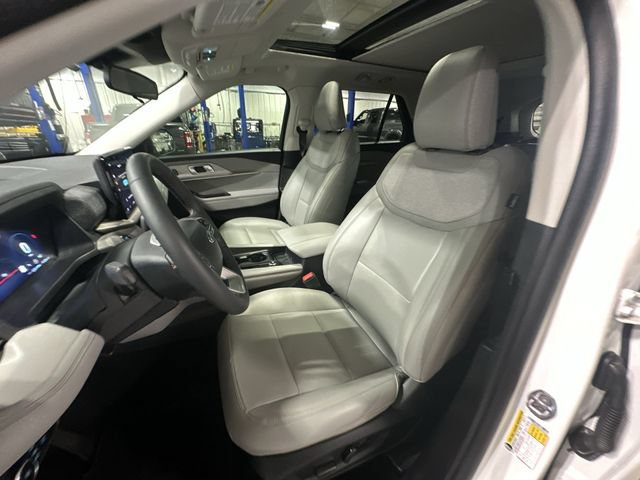 Certified 2025 Ford Explorer Active w/ Active Comfort Package AWD/4WD image 17