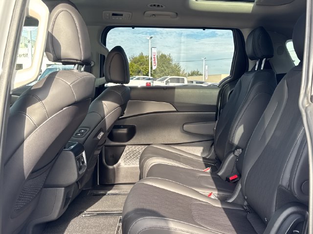 Used 2026 Kia Carnival SX w/ SX Dark Edition Package FWD image 11