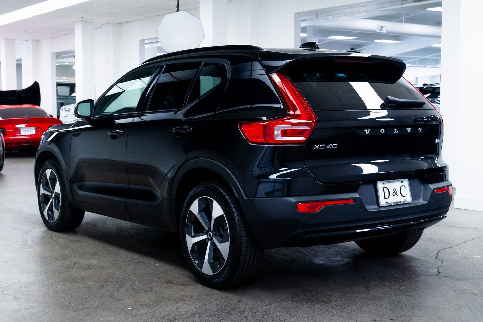 Used 2024 Volvo XC40 B5 Plus image 4