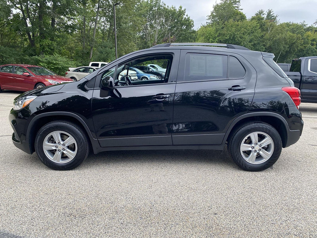 Certified 2022 Chevrolet Trax LT w/ LT Convenience Package AWD/4WD image 4