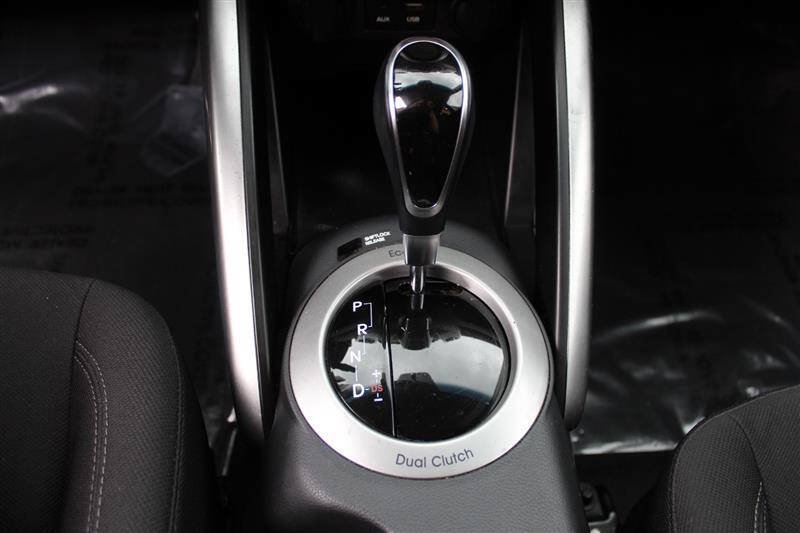 Used 2017 Hyundai Veloster FWD image 19