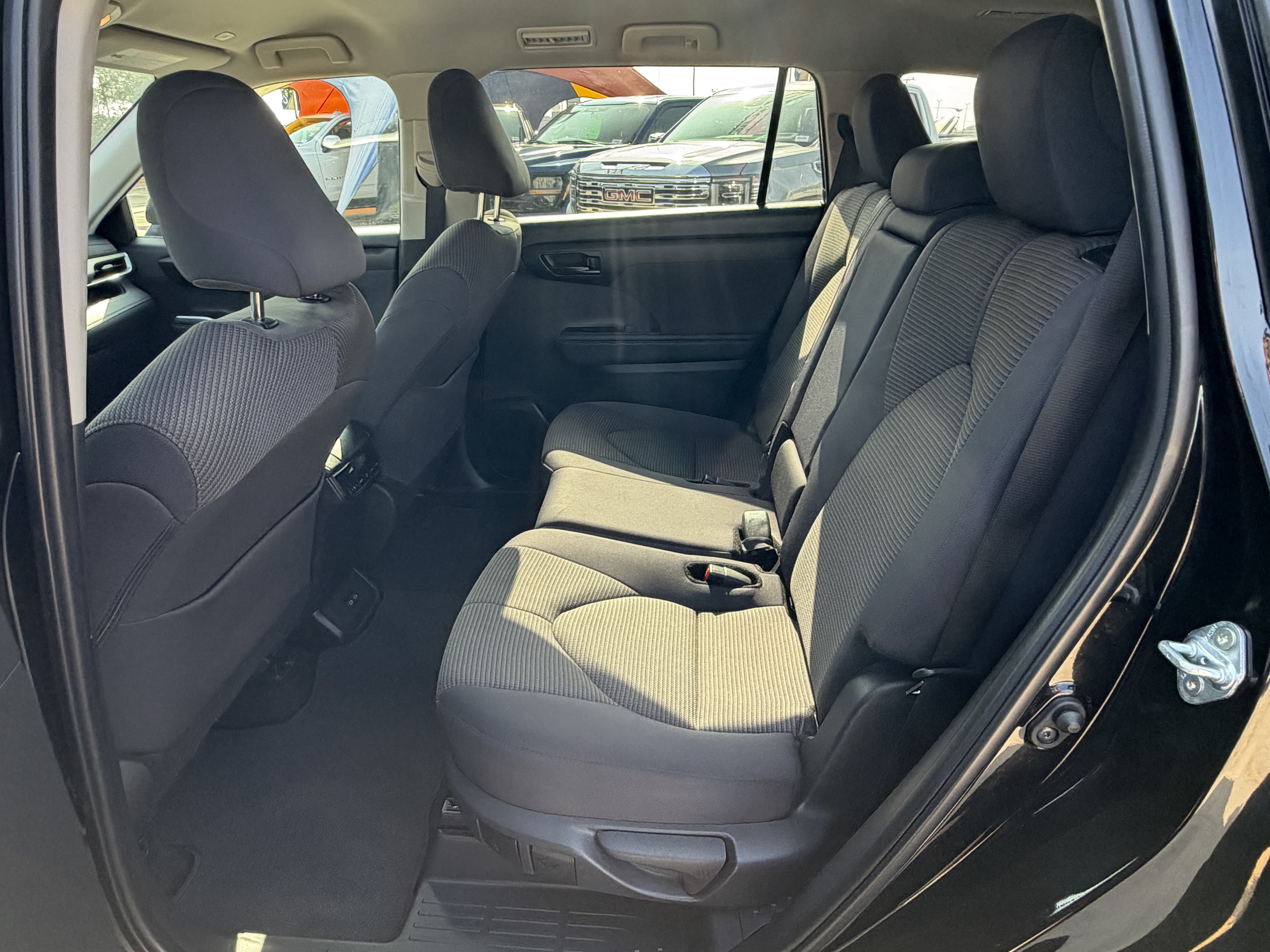 Used 2025 Toyota Highlander LE FWD image 10
