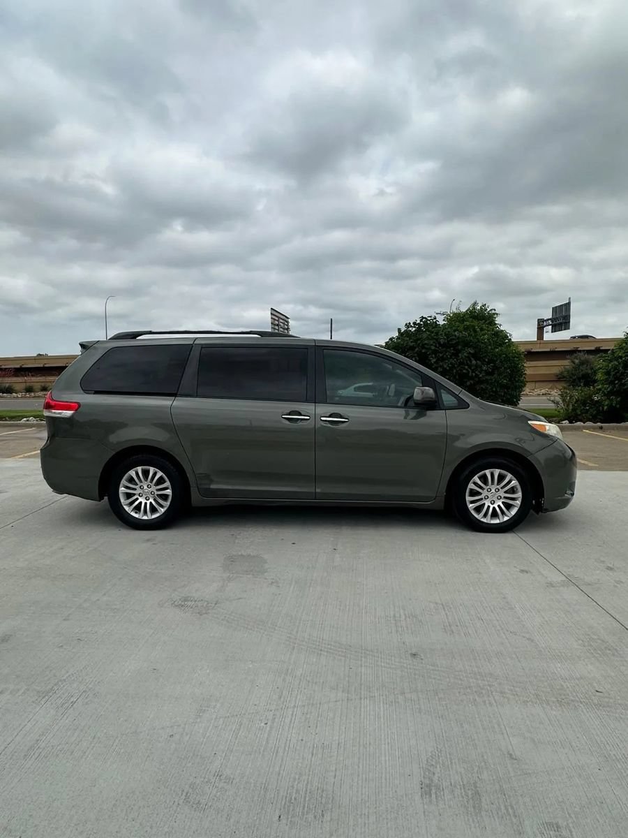 Used 2011 Toyota Sienna XLE w/ XLE Navigation Pkg FWD image 8