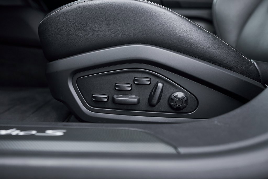 Used 2025 Porsche Taycan Turbo S w/ Premium Package image 39