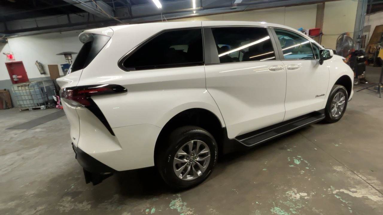 Used 2025 Toyota Sienna LE image 14