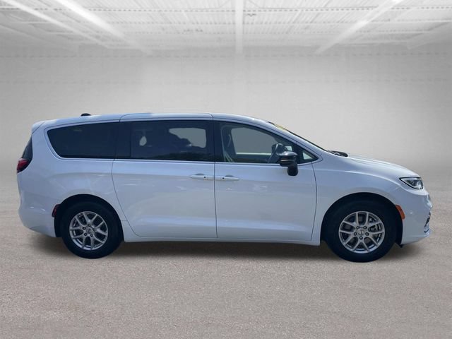 Used 2024 Chrysler Pacifica Touring-L FWD image 5
