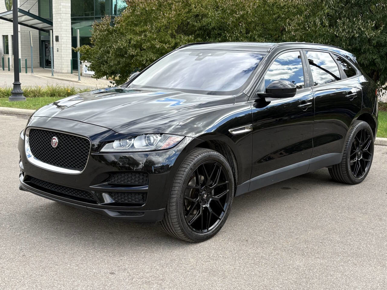 Used 2017 Jaguar F-PACE Premium image 2