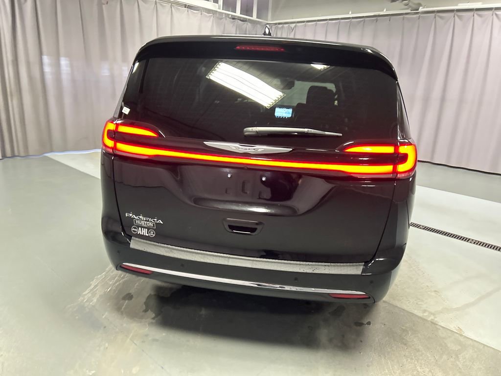 Used 2025 Chrysler Pacifica Select image 6