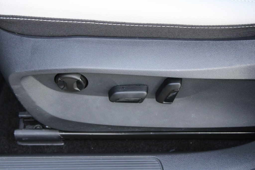 Certified 2025 Volkswagen Taos SE image 10