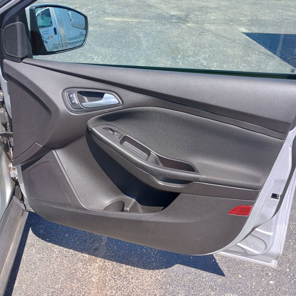 Used 2018 Ford Focus SE w/ Cold Weather Package FWD image 23