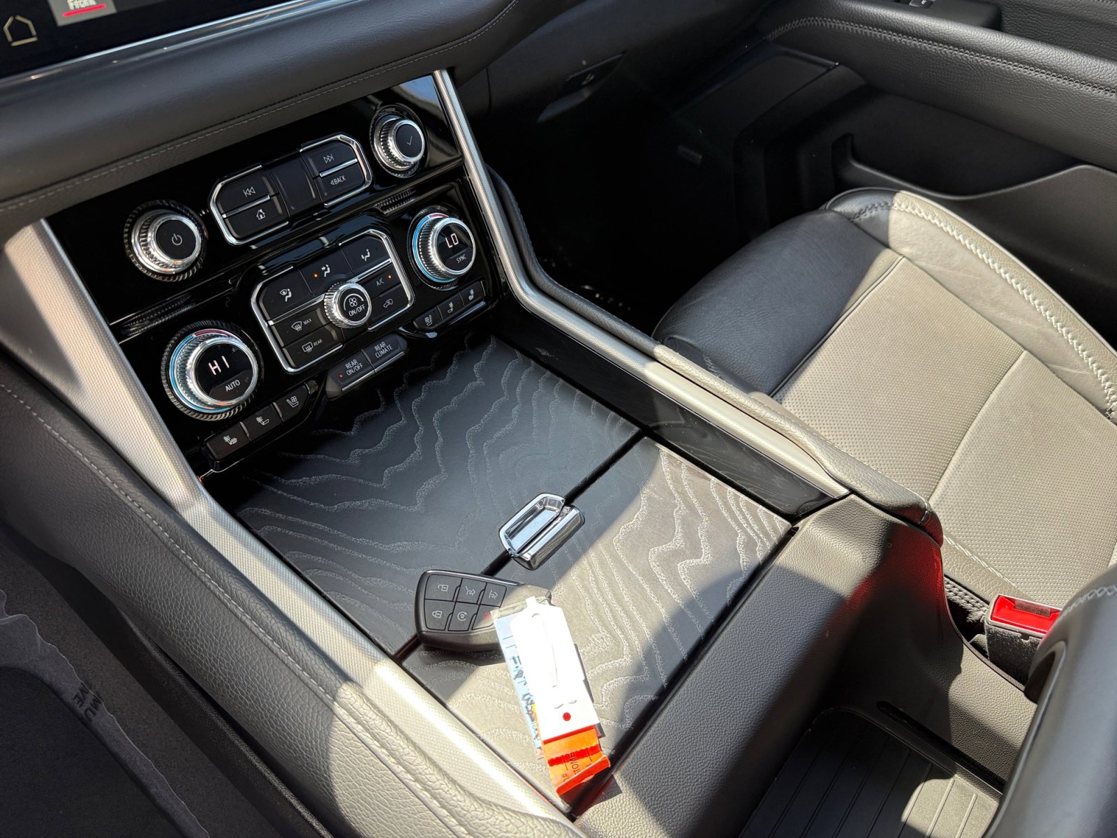 Used 2023 GMC Yukon XL Denali AWD/4WD image 13