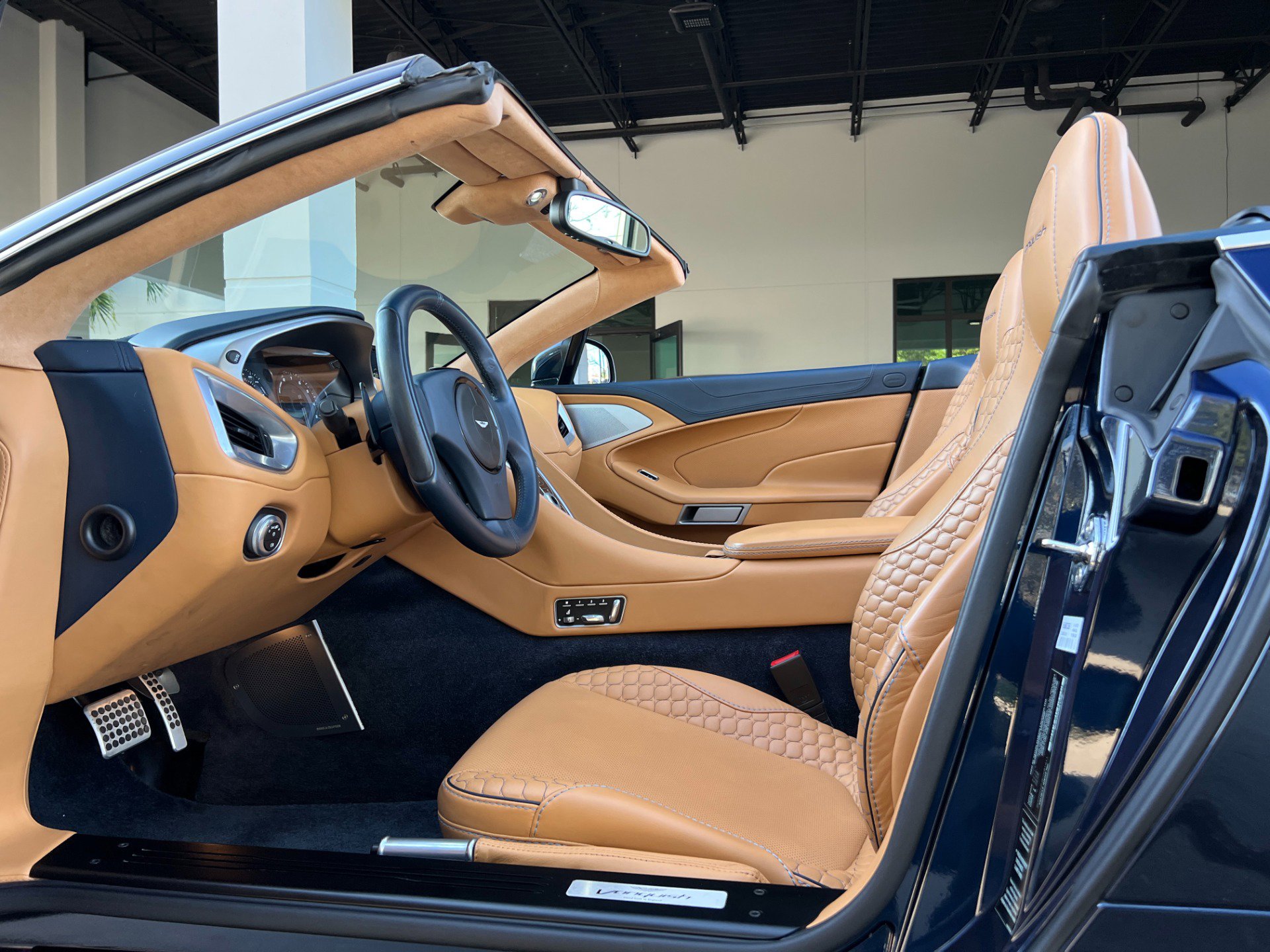 Used 2014 Aston Martin Vanquish Volante image 23