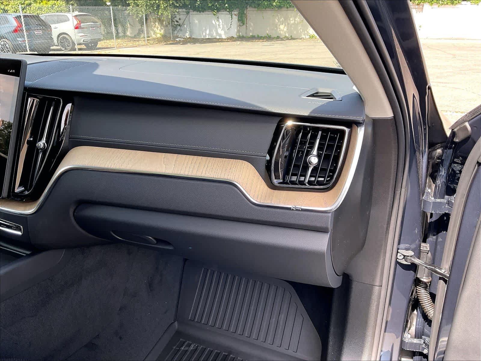 New 2026 Volvo XC60 T8 Ultra w/ Climate Package AWD/4WD image 28