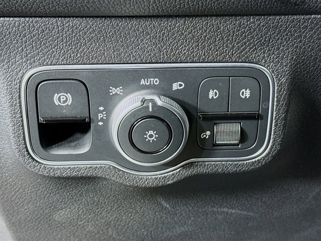 Used 2024 Mercedes-Benz GLB 250 w/ Exclusive Package image 10