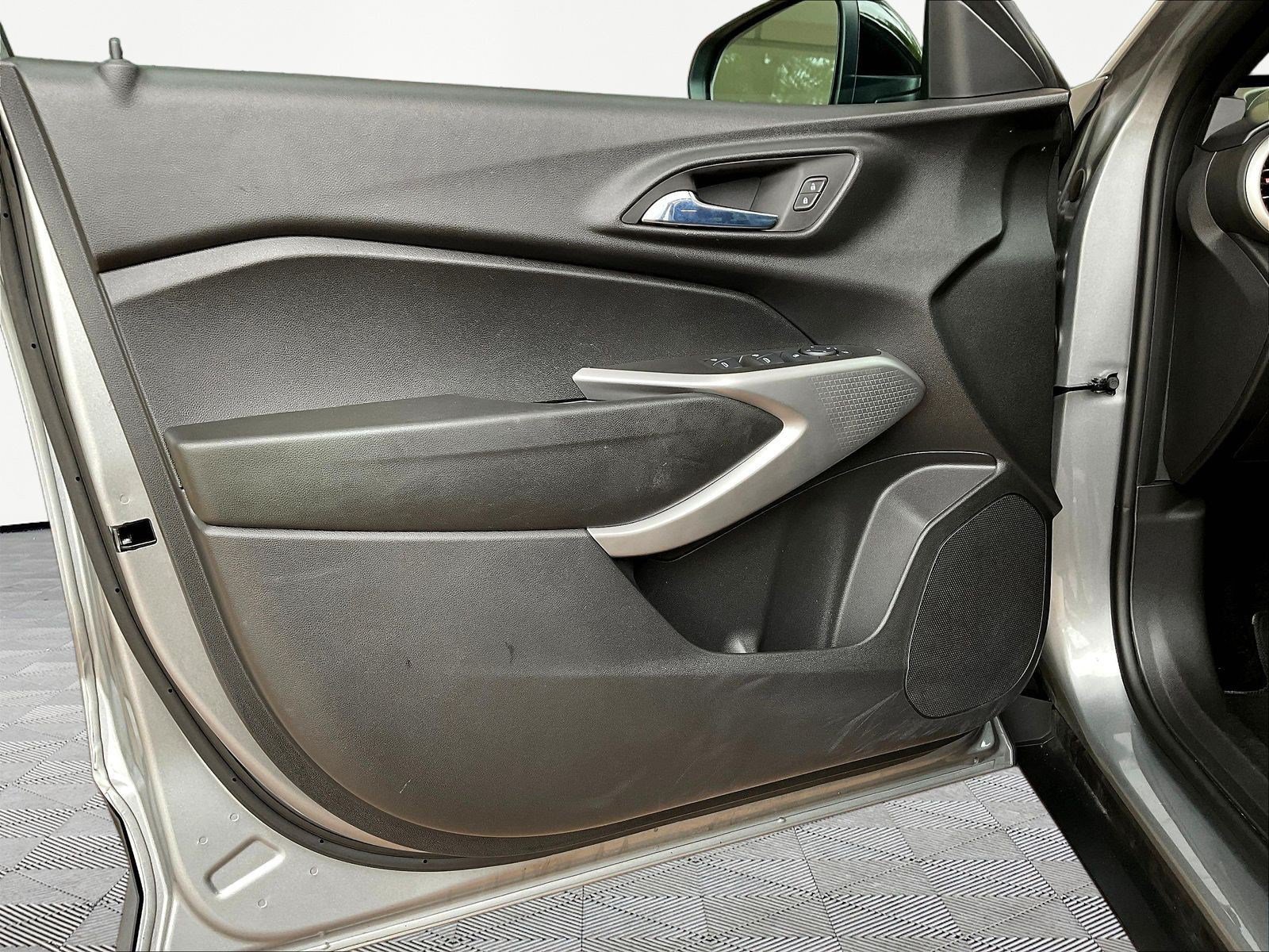 Used 2024 Chevrolet Trax RS FWD image 18