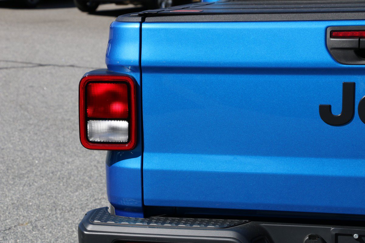 Used 2025 Jeep Gladiator Sport image 6