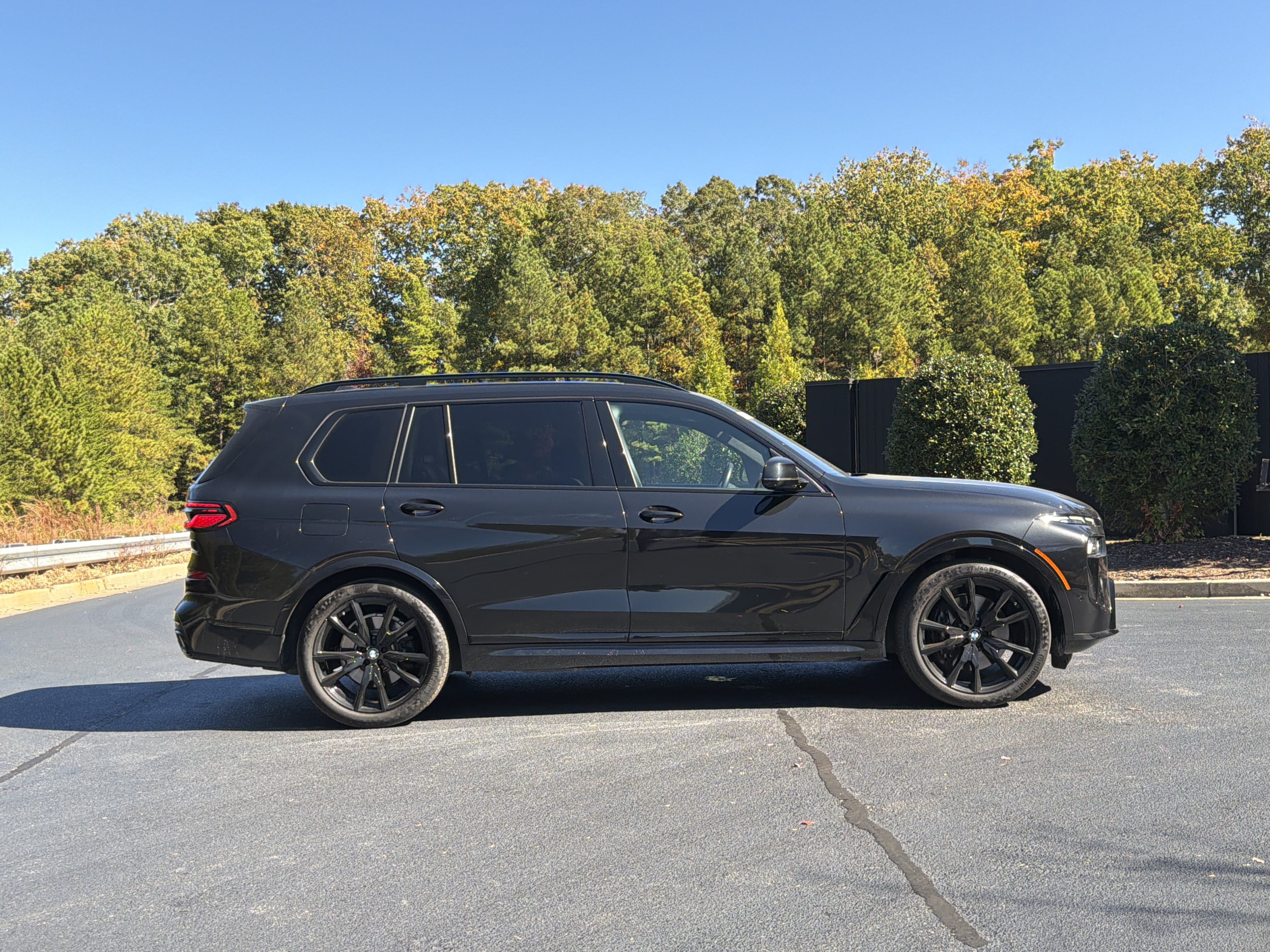 Used 2024 BMW X7 xDrive40i w/ M Sport Package AWD/4WD image 5