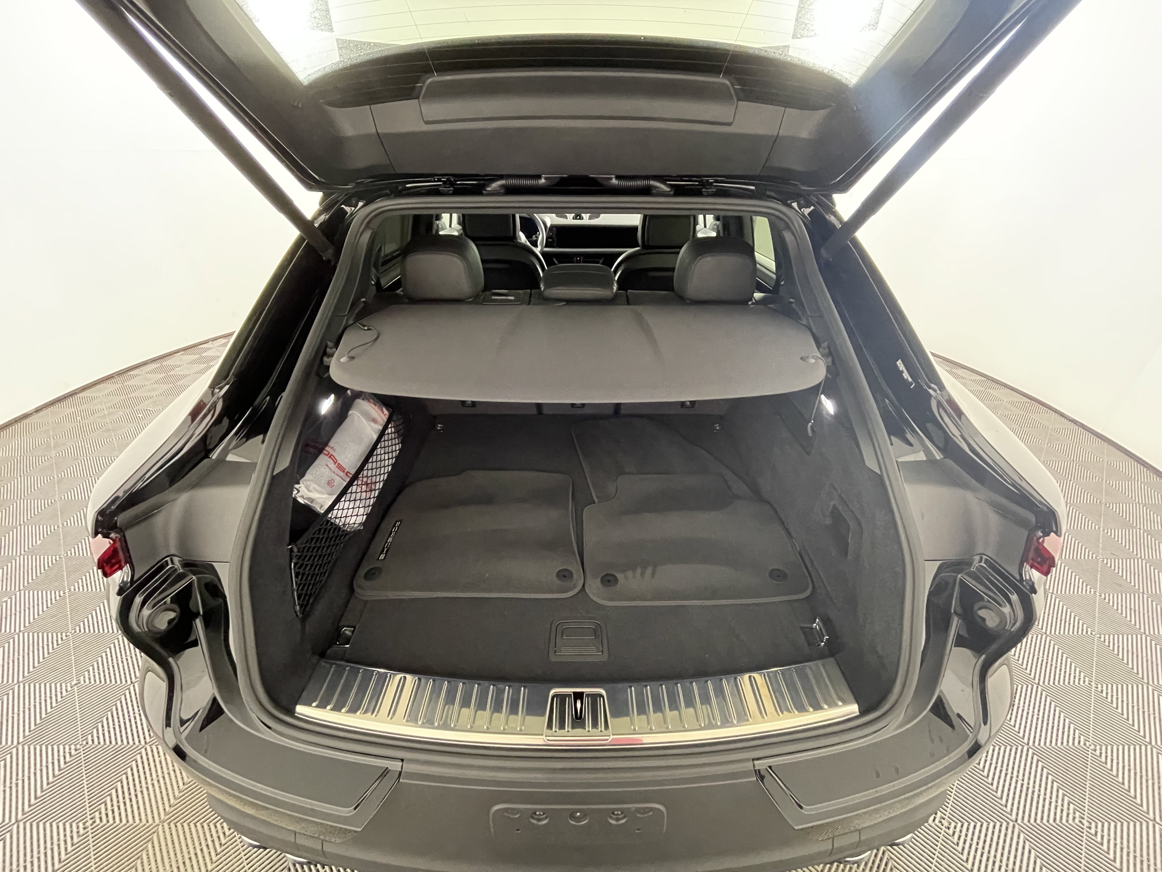 Used 2025 Porsche Cayenne Coupe AWD/4WD image 21