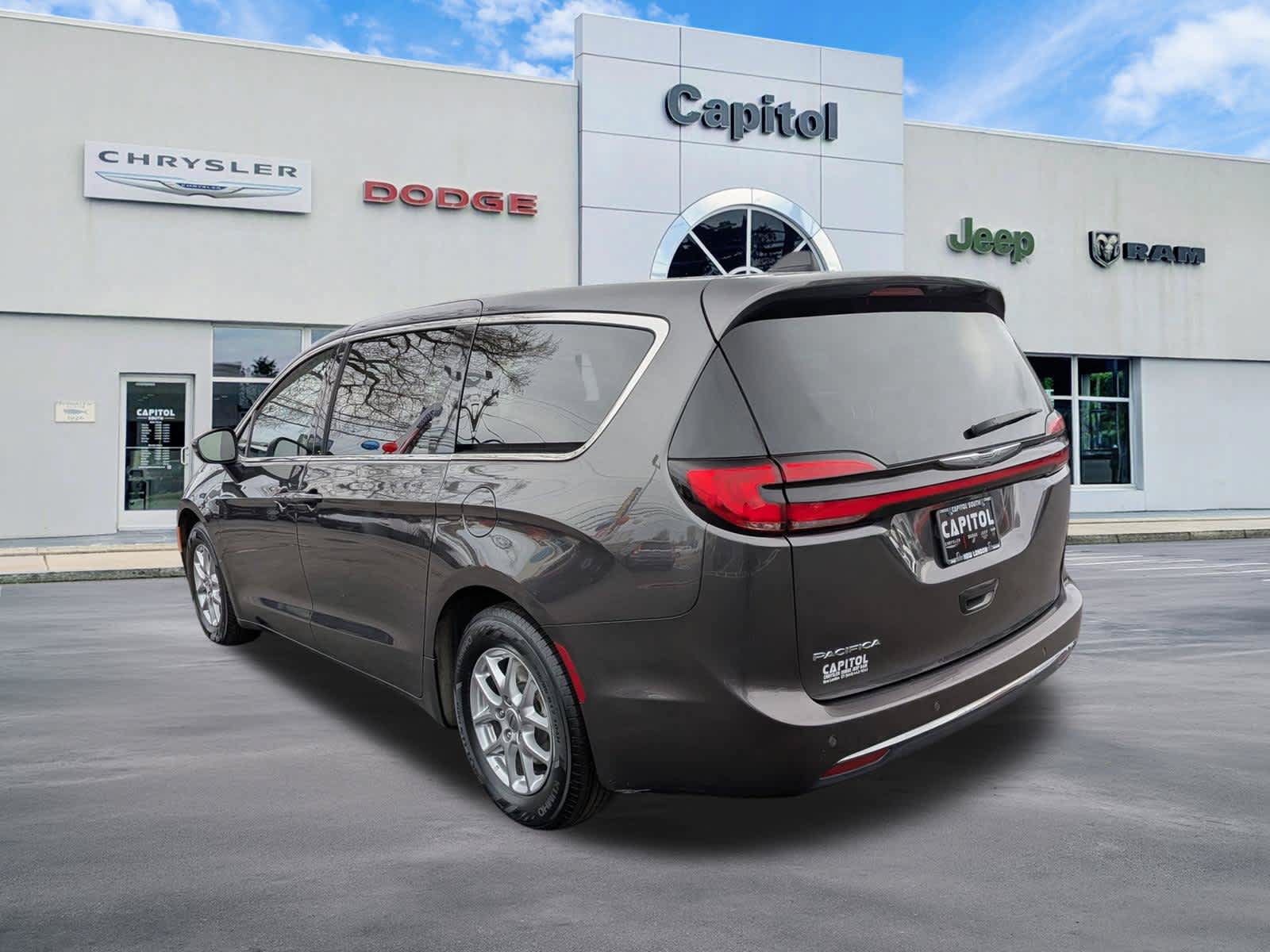 Used 2023 Chrysler Pacifica Touring-L FWD image 5