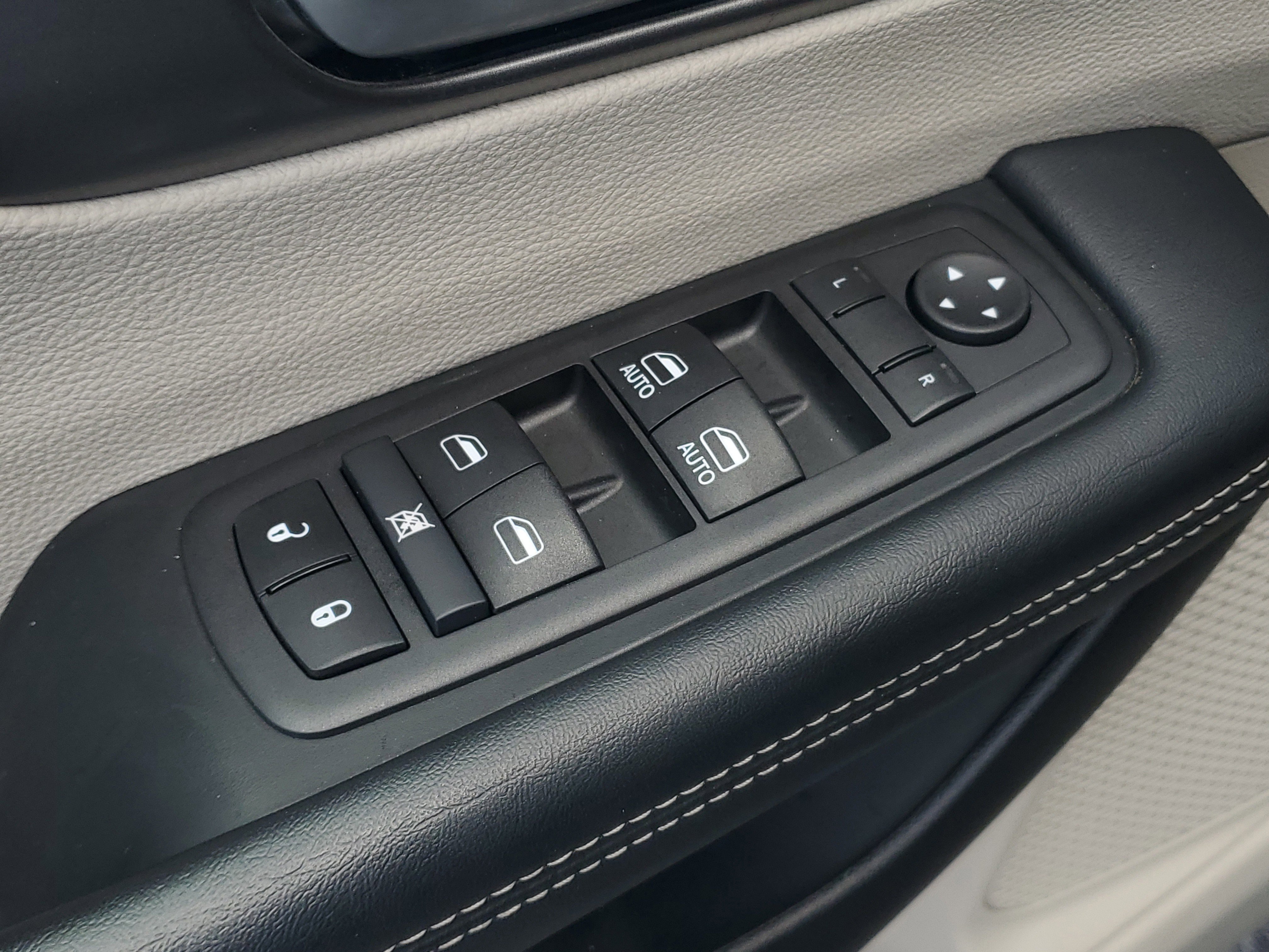 Used 2023 Chrysler Pacifica Touring-L FWD image 16