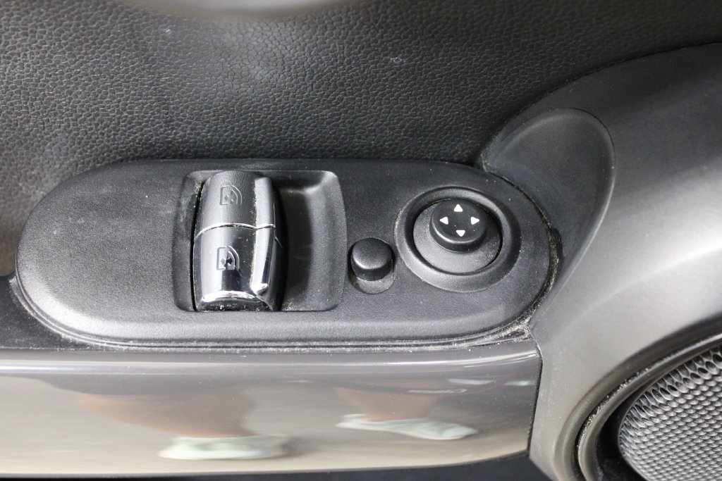 Used 2016 MINI Cooper 2-Door Hardtop FWD image 17