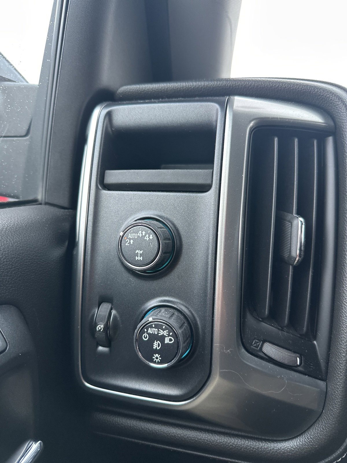 Used 2018 Chevrolet Silverado 1500 LTZ Z71 image 9