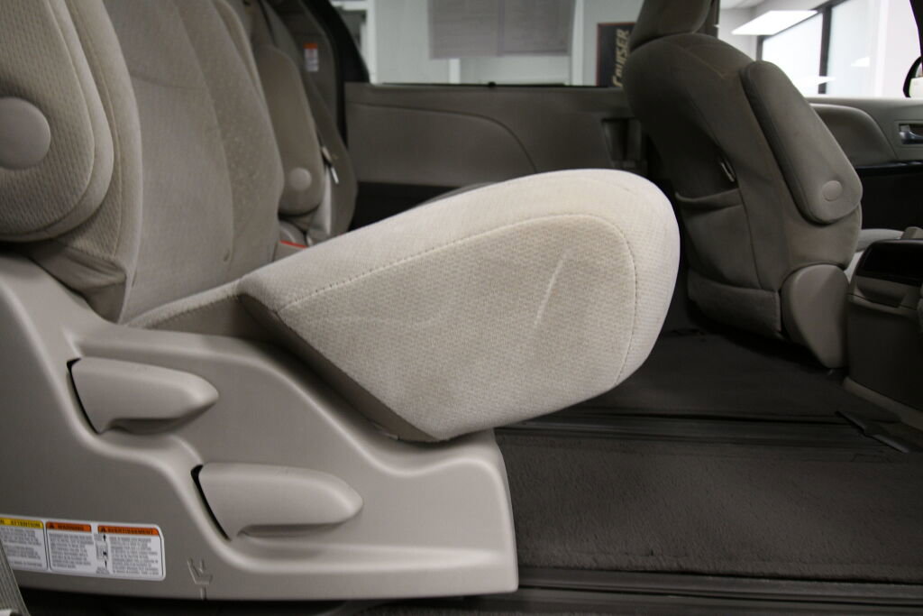 Used 2015 Toyota Sienna LE image 22