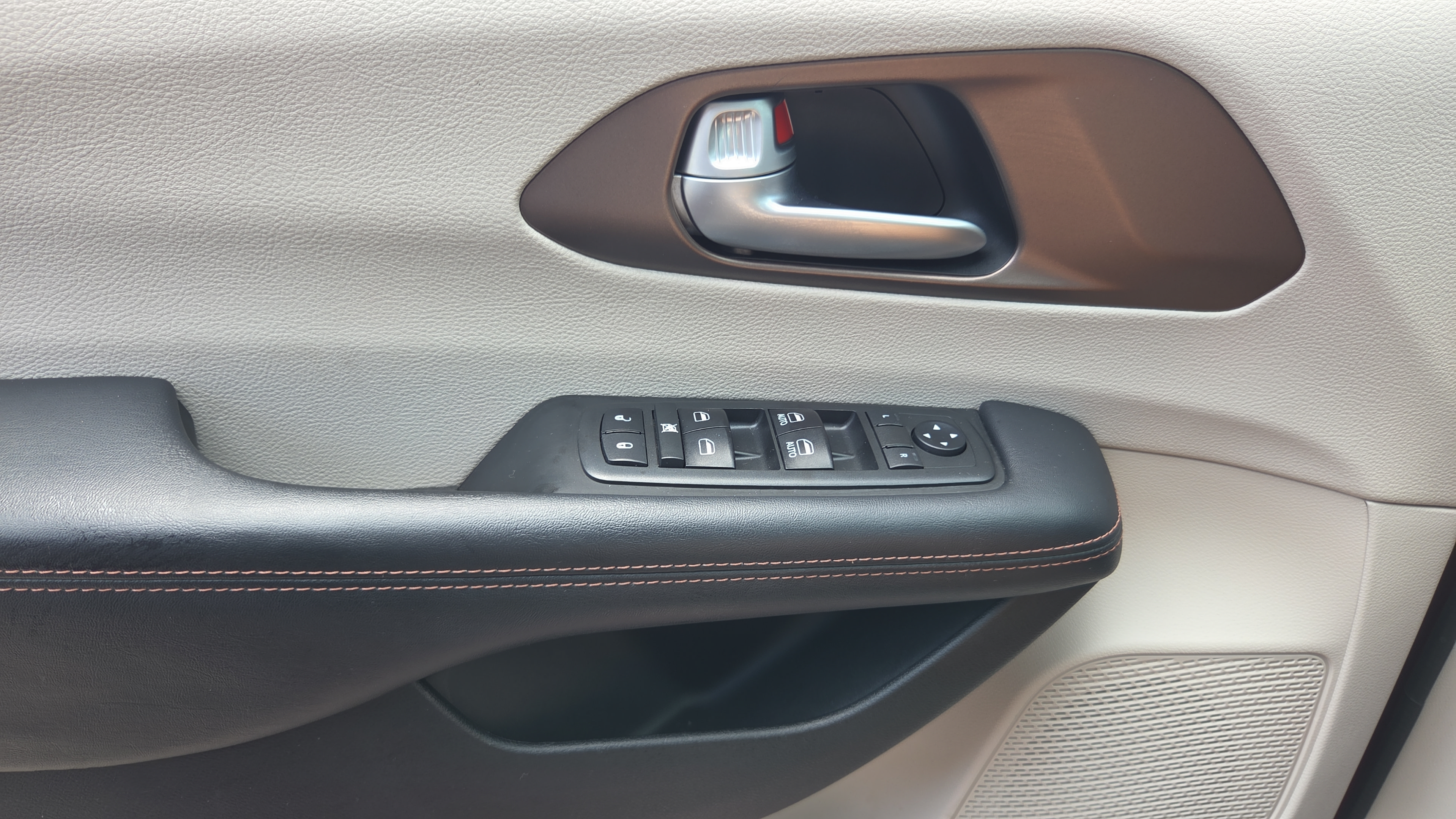 Used 2018 Chrysler Pacifica Touring-L w/ Tire & Wheel Group FWD image 23