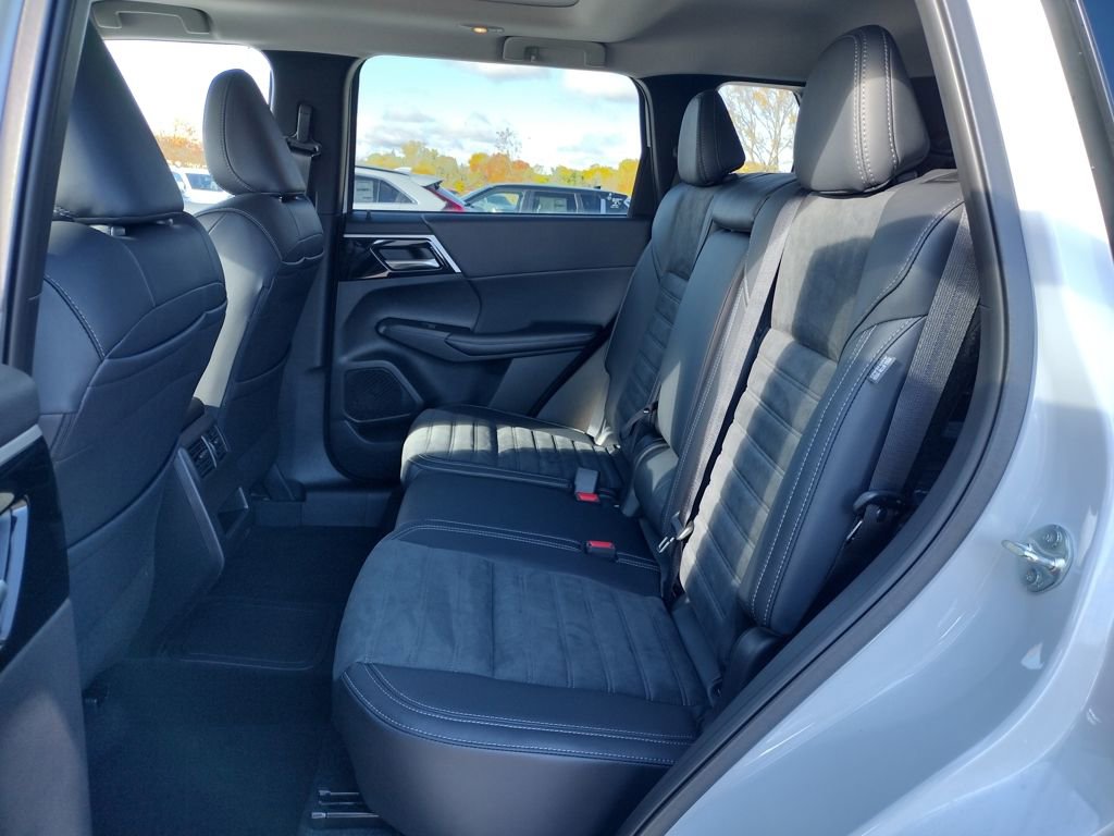 New 2025 Mitsubishi Outlander SE image 9
