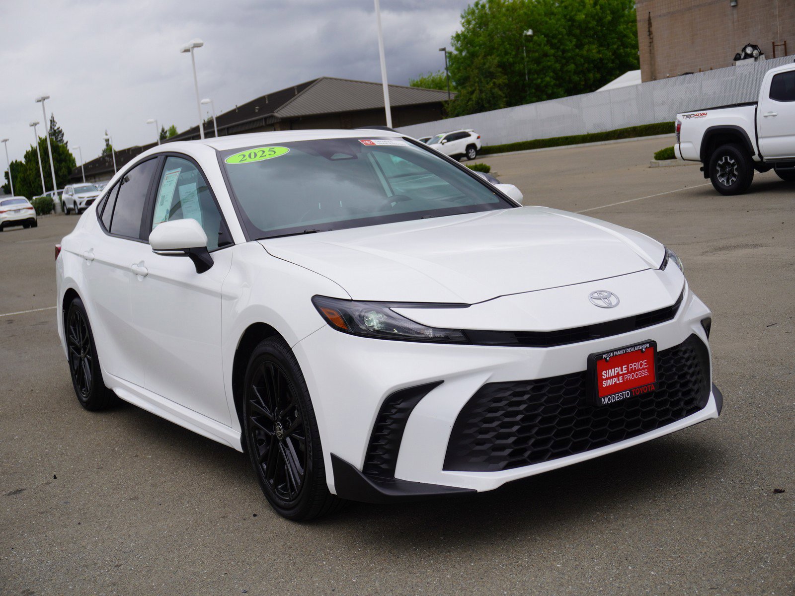 Used 2025 Toyota Camry SE FWD image 1