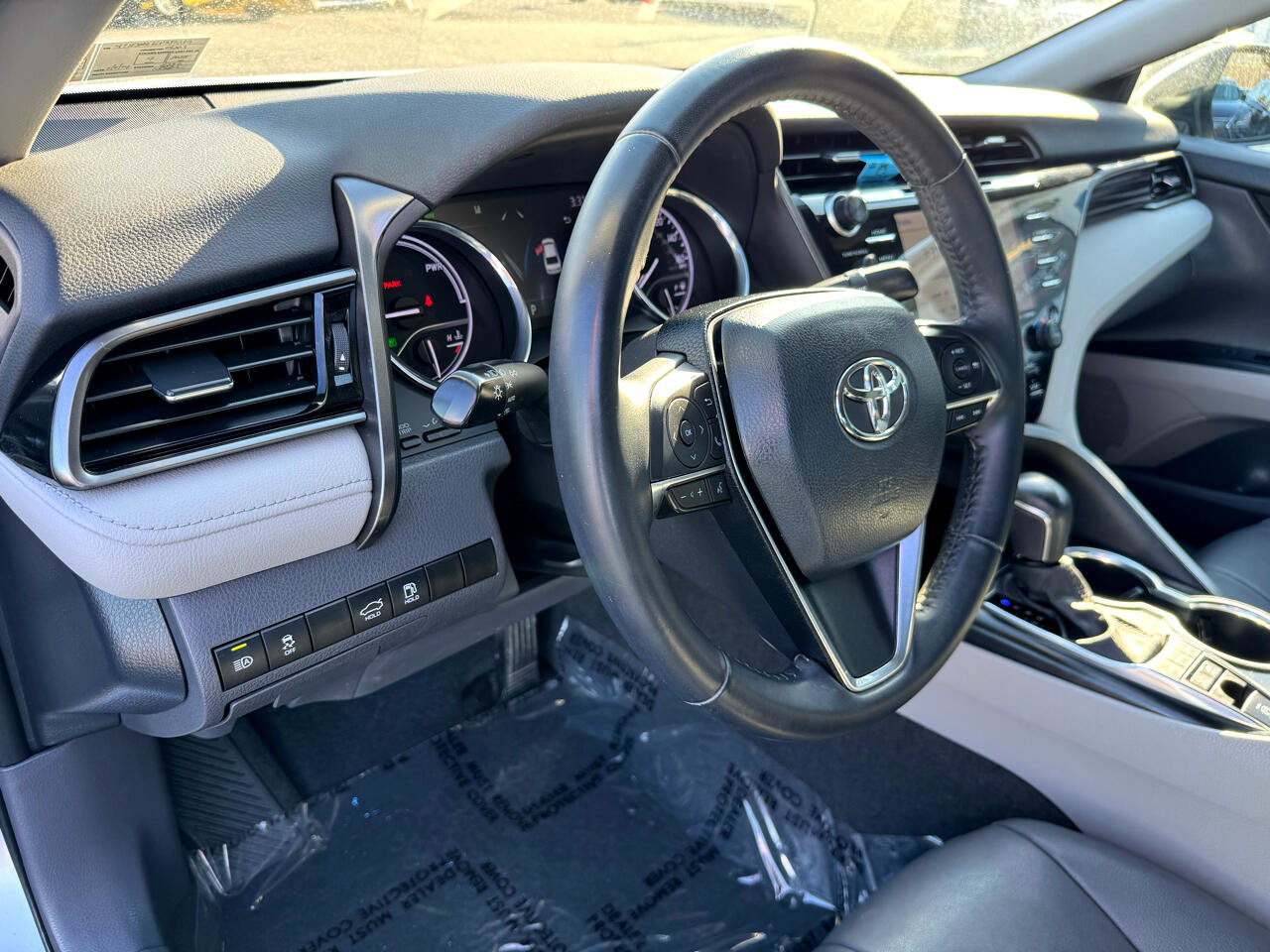 Used 2020 Toyota Camry XLE image 11