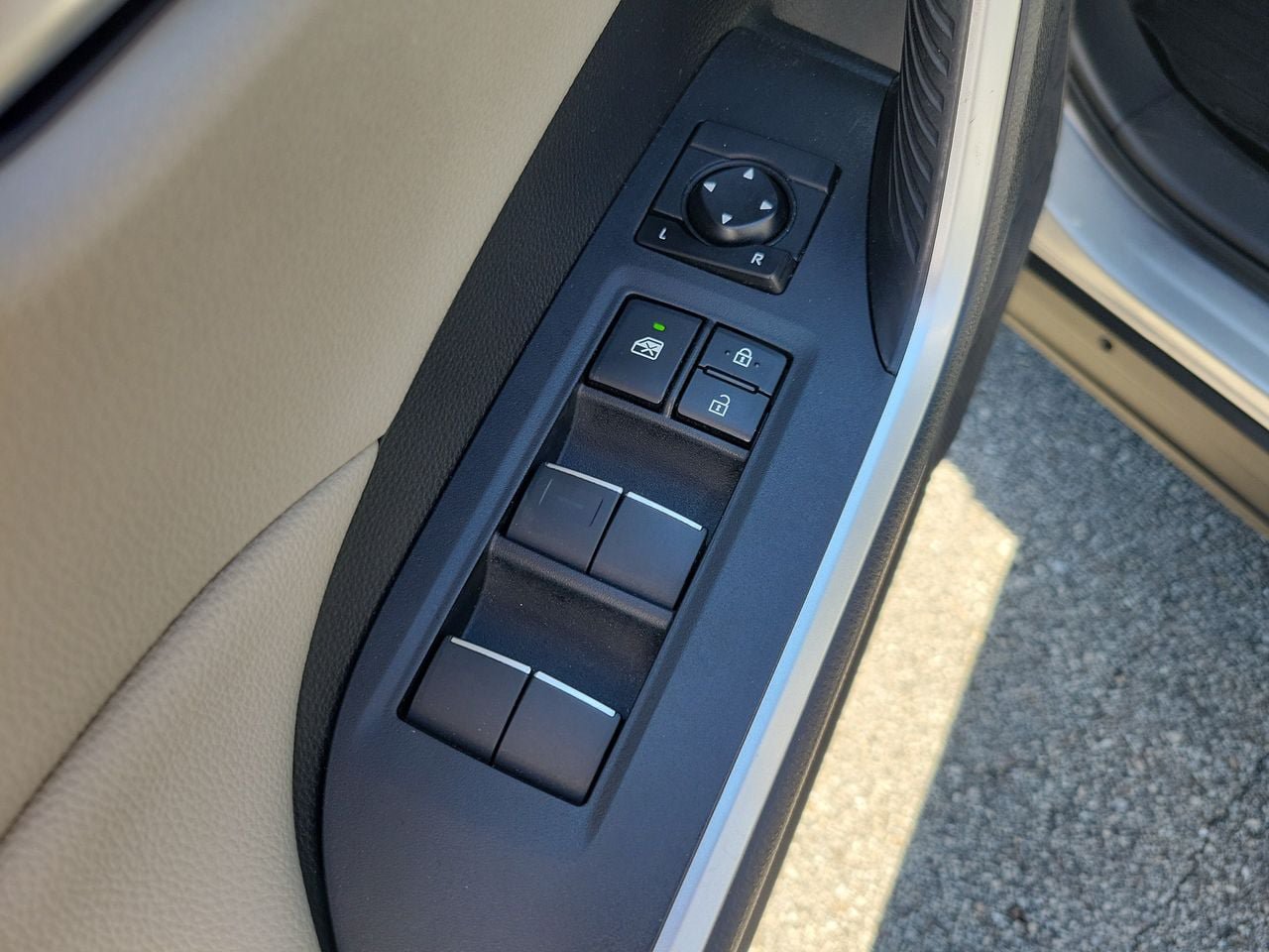 Used 2019 Toyota RAV4 XLE Premium w/ Cold Weather Package FWD image 16