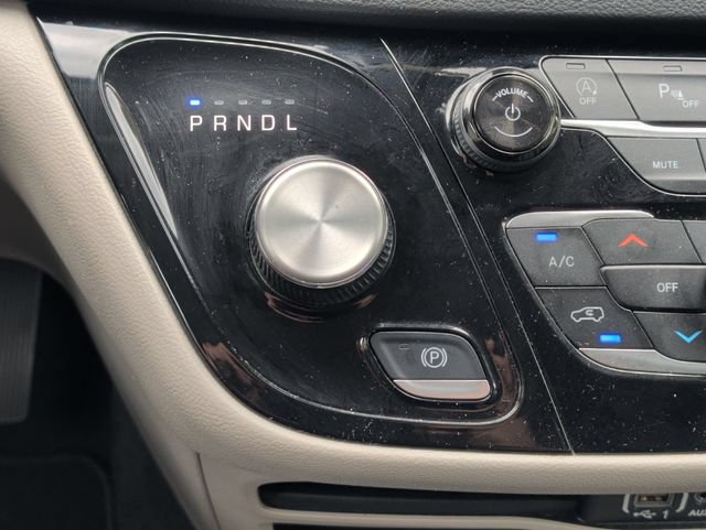 Used 2024 Chrysler Pacifica Touring-L FWD image 18