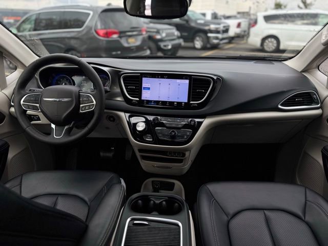 Certified 2024 Chrysler Pacifica Touring-L image 26