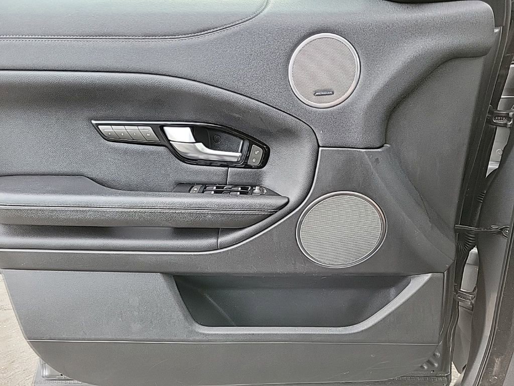 Used 2017 Land Rover Range Rover Evoque SE Premium image 26